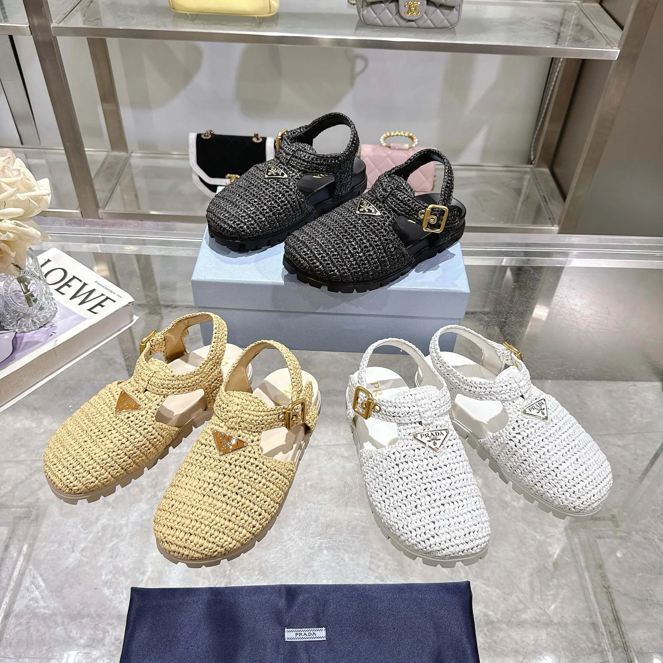 👟👟Ex-factory price 520👟👟 Original environmentally friendly PP paper material, high version Prada Prada's latest pig cage shoes Roman woven flat rubber sandals latest environmentally friendly ♻️PP material high price Fully handmade crochet Just like knitting sweaters, slow workmanship Retro fashionable and avant-garde thick soles with rubber uppers, retro wood grain to meet the various choices of fashionable people of different styles! The iconic metal triangle logo is paired with the shape of ancient beach sandals. Every design element is fashionable! Code number 35-40
